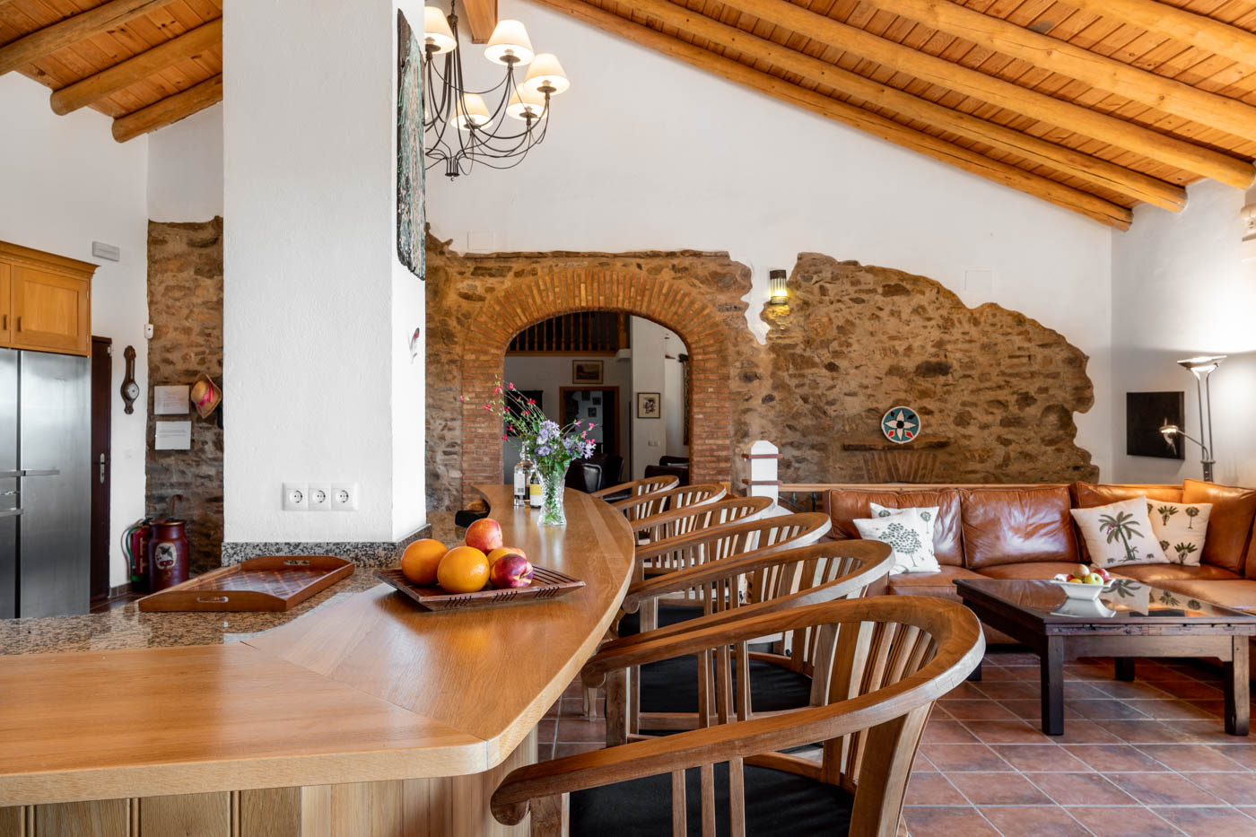 Excelente barra de desayuno con taburetes de madera de alta calidad 